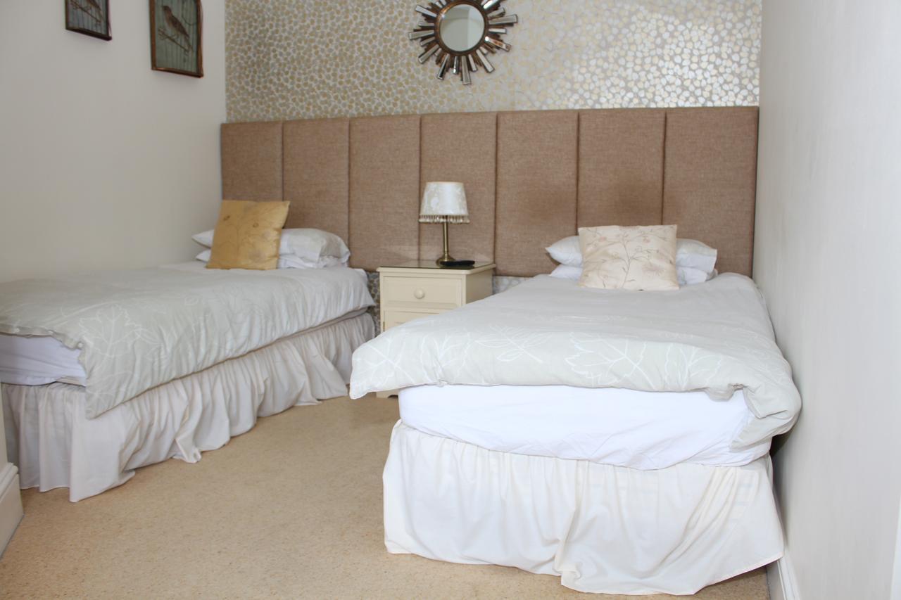 Laurels Guesthouse Witney Exterior photo